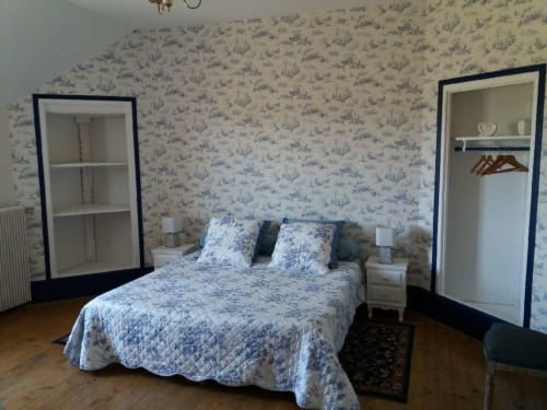 Chambre avec un lit double à Tersnay