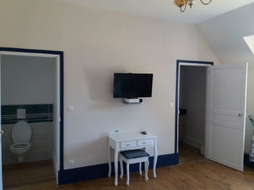 Chambre avec toilette et salle de bain