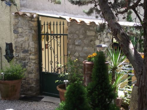 l'accueil et la terrasse portel des arnaud  chambres d hote