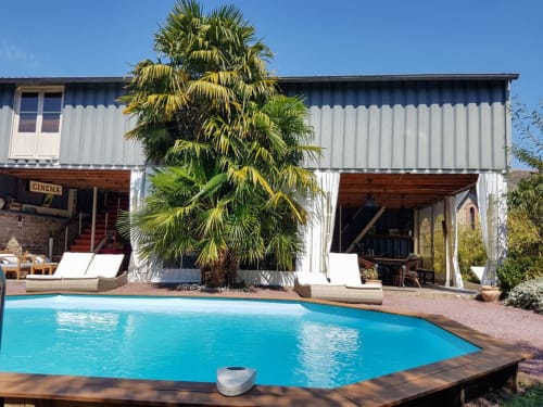 Le lounge et les lits extérieurs au bord de la piscine chauffée en saison