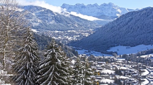 Châtel, station des Alpes, village savoyard à la frontière suisse, majestueuses Dents-du-Midi, hiver, paysage enneigé fascinant. 