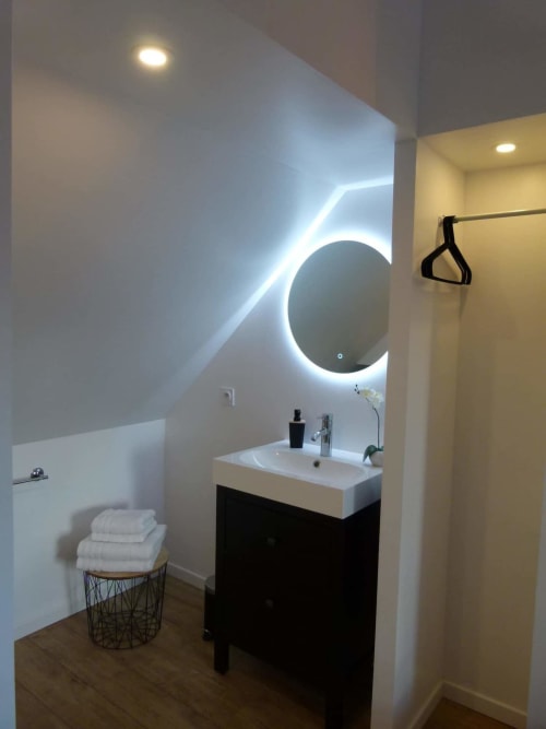 Salle d'eau ouverte sur chambre