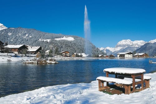 Lac de Vonnes, son jet d'eau, hiver, neige, sommet des Cornettes-de-Bise