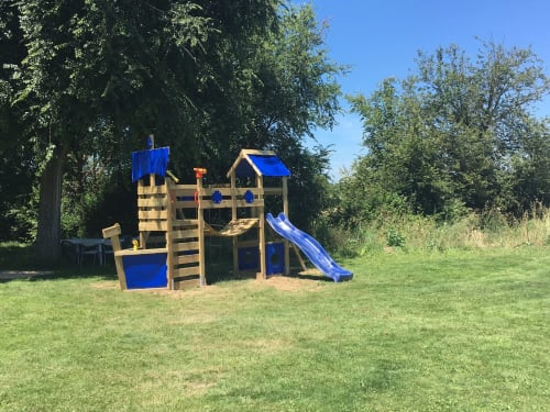 Aire de jeux pour enfants en bois