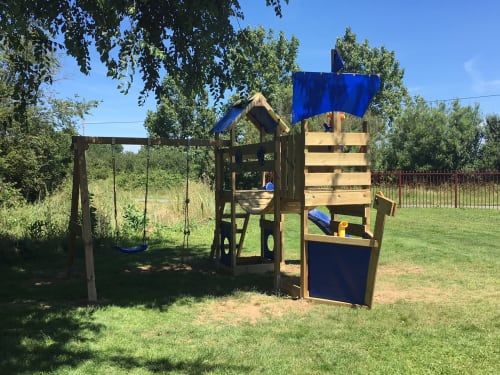 Air de jeux en bois avec balançoire