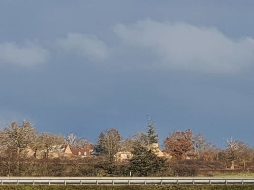Le village TARGET est situé tout prés de l'A71 sortie Montmarault. Les hébergements Chante Cristal au cœur du village.
