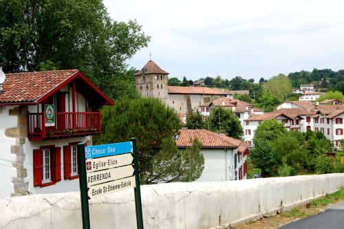 Panorama sur le village typique d'Espelette, ses maisons blanches et rouges et son clocher, à découvrir depuis le Moulin.