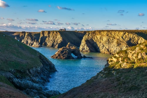 magnifiques falaises de port Goulphar à Belle île en mer - votre séjour en location meublée aux maisons de Kerdavid'île