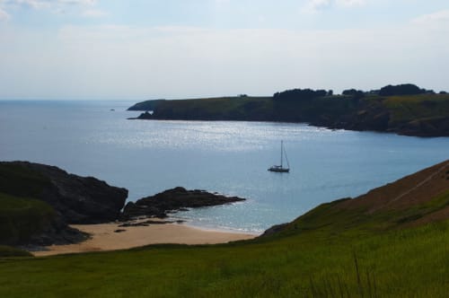 un voilier au mouillage à l' anse de Baluden, belle île en mer - location vacances aux maisons de Kerdavid'île