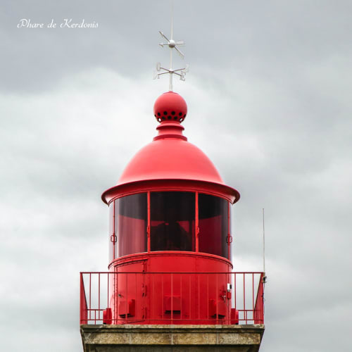 Le chapeau rouge du Phare de Kerdonis au sud de Belle île en mer - votre séjour en Bretagne Sud aux maisons de Kerdavid'île