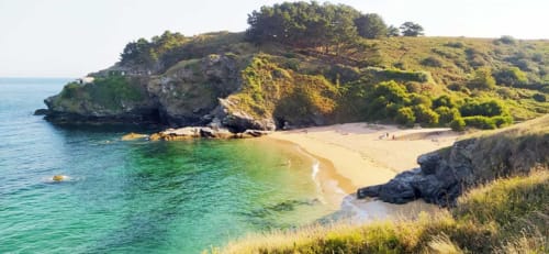 la plage de Port Blanc au soleil couchant à belle île en mer - location vacances aux maisons de Kerdavid'île