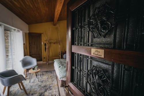 entrée chambre "les cedres". grande chambre confortable avec terrasse privée 40m2