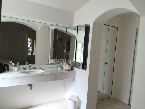 bathroom with walk-in shower - buen oustaou