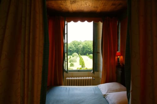 camp-du-drap-dor-room-double-bed-view-garden-chateau-chambiers