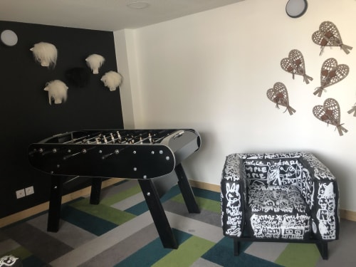 Salle de jeux moderne au château d'Hermonville avec baby-foot, art mural décoratif et sol à rayures.