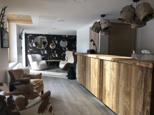 Réception de la Chambre d'hôtes Hermonville avec comptoir en bois rustique, fauteuils vintage et miroirs muraux contemporains