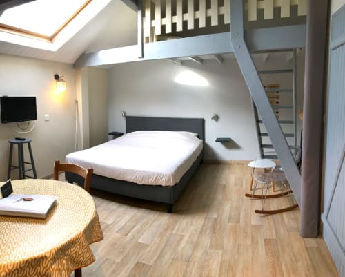 Gîte Les Vignes - king size bed en flatscreen tv