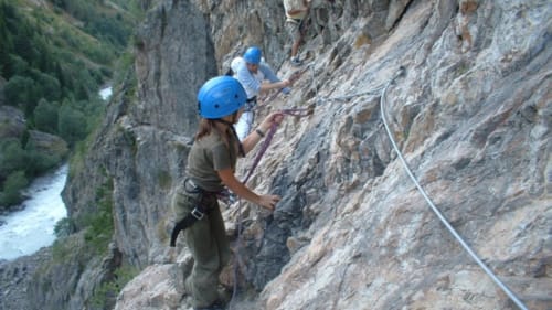 Grimpeurs escaladant une paroi rocheuse au-dessus d'une rivière près d'Hermonville, France - hébergement d'aventure