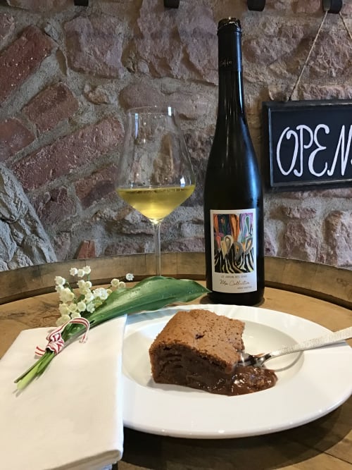 Gewurztraminer und hausgemachten Schokoladen Kuchen