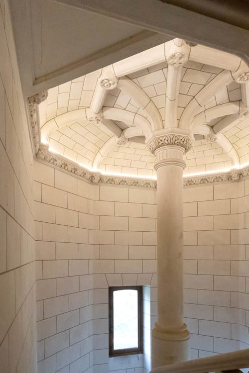 Large white stone column - Brossay