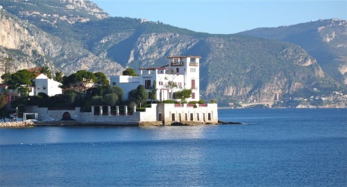 Villa en bord de mer aux façades blanches sur la côte méditerranéenne près de Nice, avec falaises spectaculaires