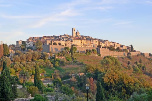 Village médiéval perché aux maisons dorées et remparts anciens en Provence, près de Nice