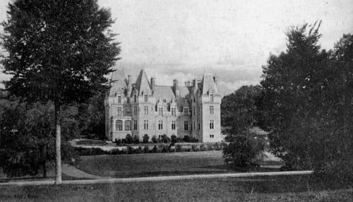 Period facade of the castle - Le Brossay