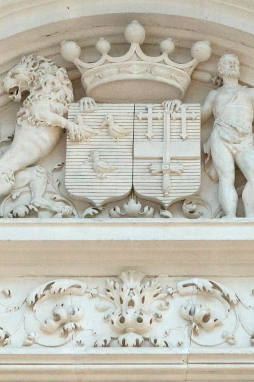 Stone coat of arms - Château du Brossay 