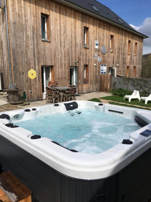 Jacuzzi pou 6 personnes, Gîte yères