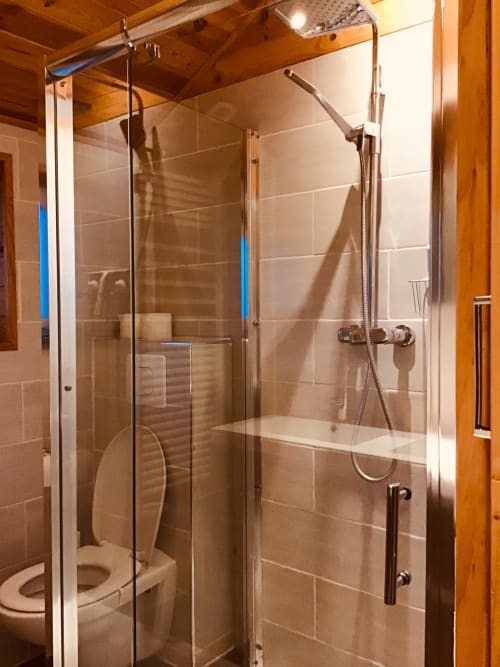 Douche moderne- gîte du tertre