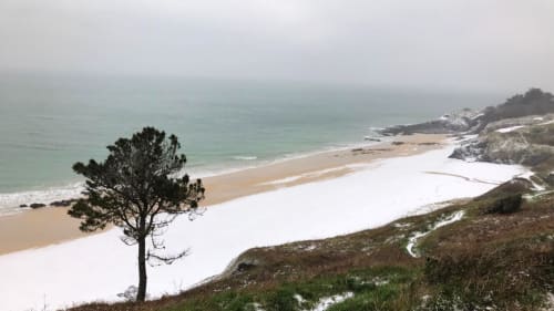Plage de Samzun sous la neige février 2021 - moment magique et exceptionnel pour le climat doux de l'île - séjournez aux maisons de Kerdavid'île