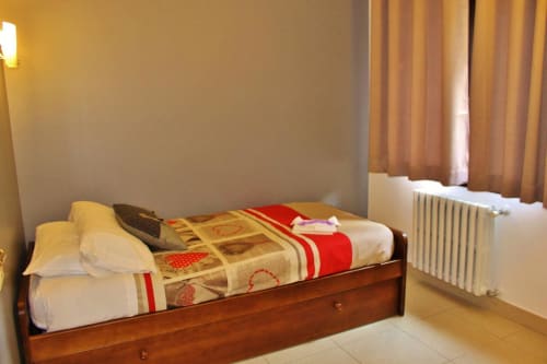 Lit simple, chambre, cosy