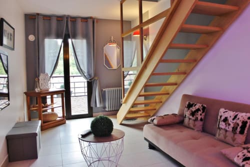 Salon, escalier, miroir