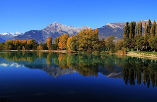 Grand lac ente les montagnes