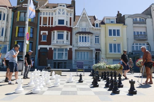Géant jeu d'échecs sur la place de Dunkerque avec immeubles colorés. Charmant gîte Royal Navy à proximité.
