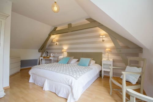Lit douillet grand format pour des nuits étoilées à deux à Ty Coz Breizh, chambres d'hôtes à Guidel, Bretagne Sud"