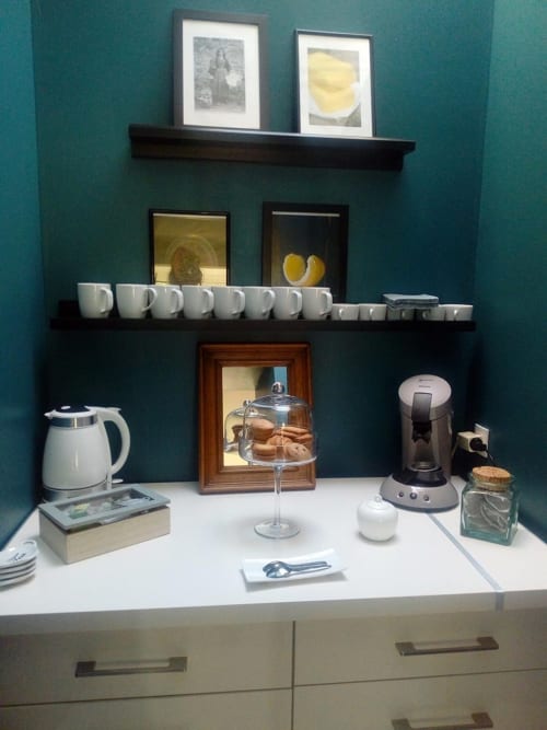 Espace tisanerie cosy à Ty Coz Breizh, idéal pour une pause détente avec thé ou infusion en Bretagne.
