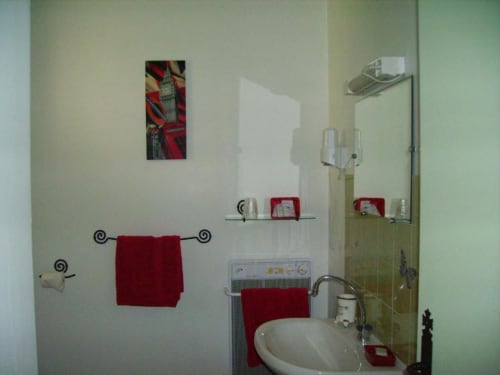 salle de bain avec miroir 