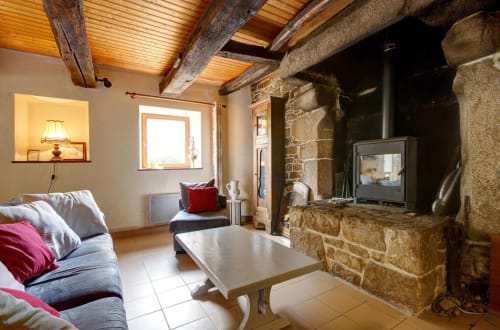 Cheminée en pierre- A la Ferme de Kervihern
