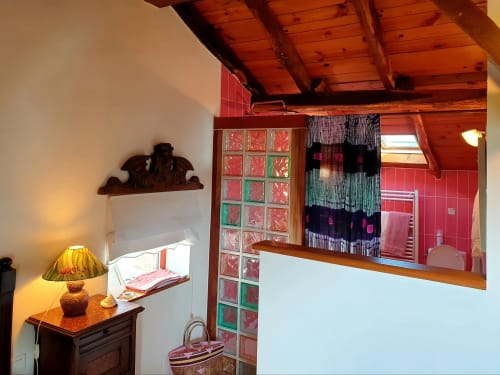 domaine-de-millox_apperçu-salle-de-bains_chambre-amarante