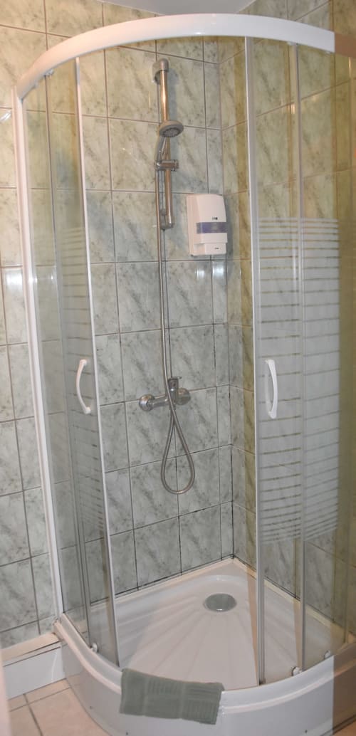 Douche. - Hôtel au Gai relais