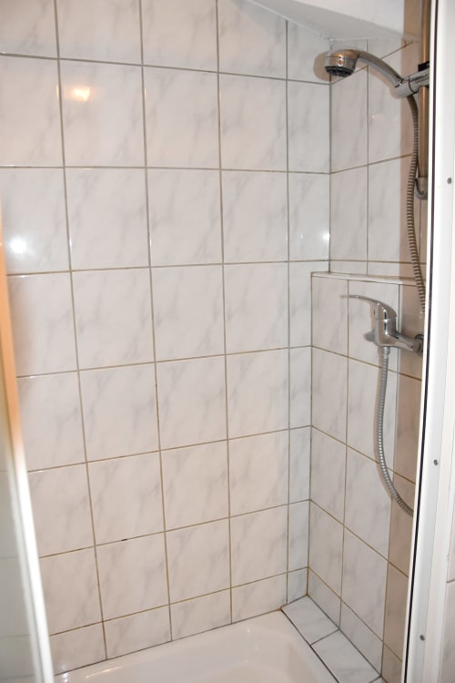 Belle douche - Hôtel Au Gai Relais