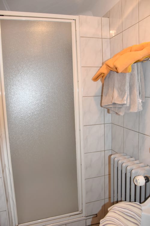 Douche - Chambre d'hôtel  à Gerardmer