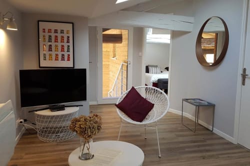 At the gates of Saintes in Charente-Maritime, La Loge du Grand Cèdre offers a spacious and bright luxury gîte, fully equipped, with a warm living room.