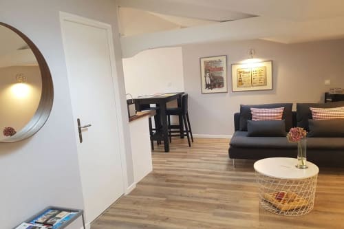 At the gates of Saintes in Charente-Maritime, La Loge du Grand Cèdre offers a spacious and bright luxury gîte, fully equipped, with a warm living room.