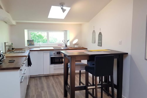 At the gates of Saintes in Charente-Maritime, La Loge du Grand Cèdre offers a luxury cottage **** with a fully equipped and bright kitchen.