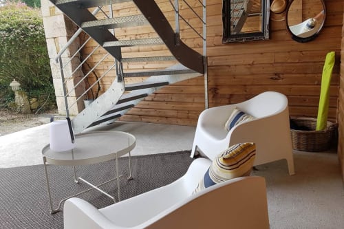 At the gates of Saintes in Charente-Maritime, La Loge du Grand Cèdre offers a luxury cottage with covered terrace.