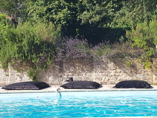 At the gates of Saintes in Charente-Maritime, enjoy the heated pool and treated with salt of the Grand Cedar Lodge. On site, a luxury cottage **** and a charming guest room.