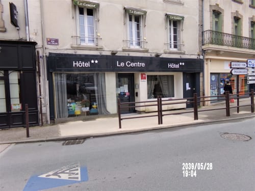 Façade de l'hôtel Les Herbiers, près du Puy du Fou, avec accès facile au parking