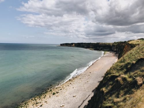 Falaises côtières et plage de sable à Isigny-sur-Mer, près du gîte Au Gite d'Isigny